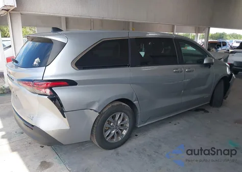 2021 Toyota Sienna Le z USA, uszkodzony, nr VIN 5TDKRKEC7MS041323